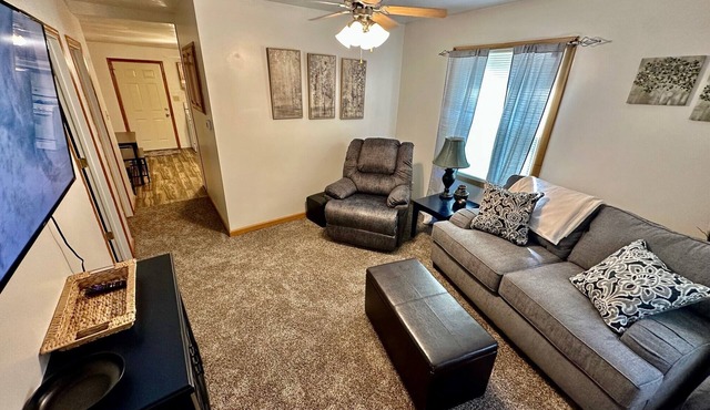 Charming 2-bedroom house, close to attractions and main roads/highways.