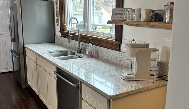 Charming 3-bedroom house with WiFi and AC in Fairport Harbor