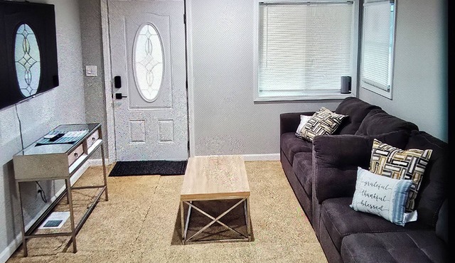 Charming 3-bedroom house in peaceful Youngstown with AC