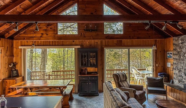 Charming 3-bedroom house with private dock on Lake Wallenpaupack!