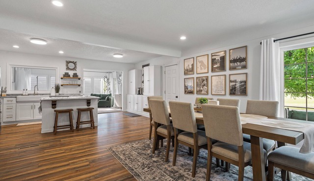 Charming 3-bedroom house with AC and WiFi. LAKE ACCESS King Beds! Newly Remodel