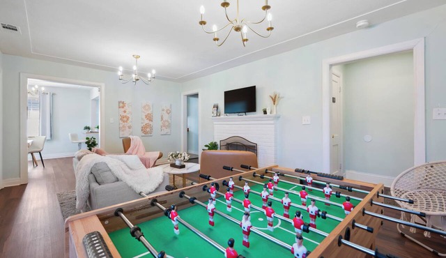 Charming 3BR, 8mins to DT Pets friendly& fenced backyard w/foosball
