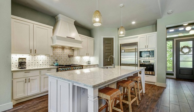 Charming 4-bedroom villa with pool near Historic Gruene & Canyon Lake