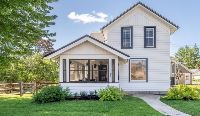 Charming 4-bedroom house steps from Pewaukee Lake Beach, shops & restaurants in Pewaukee