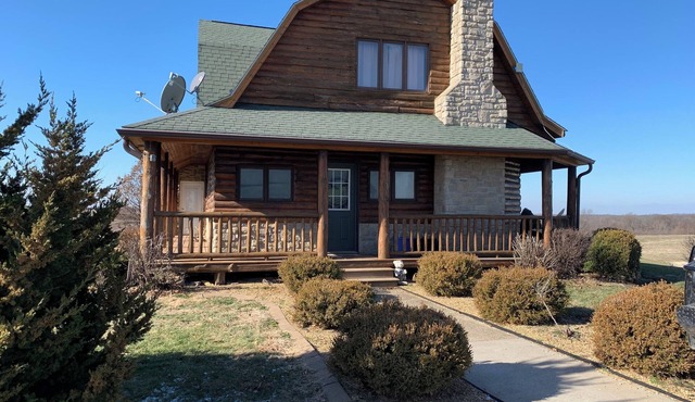 Charming 4-bedroom Sleeps 10 lodge with AC and WiFi in welcoming Nebo