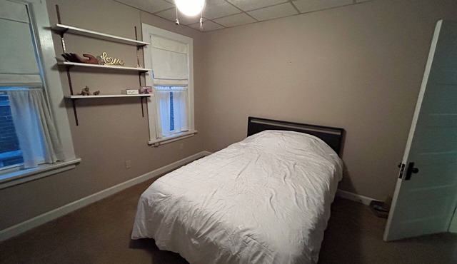 Charming bedroom in welcoming Easton with WiFi, AC, shared kitchen and bathroom