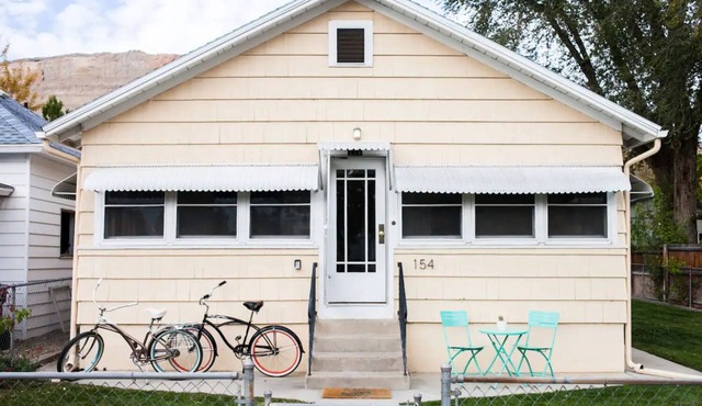 Charming Bungalow in the Heart of Town- Family Friendly/2 Bikes/Firepit!