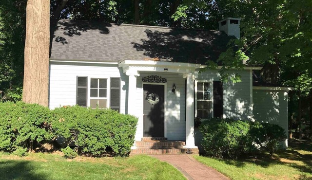 Charming Cottage w/KING Bed - 1m To Downtown!