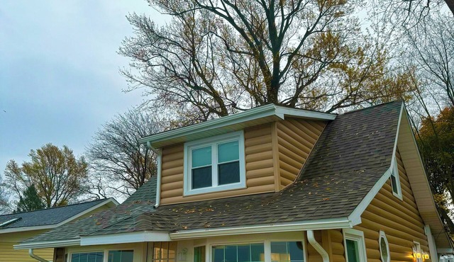 Charming Lake Erie front 2-bedroom house with hot tub in lovely Conneaut