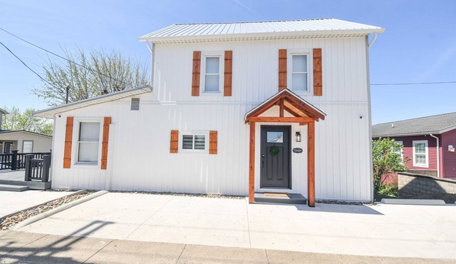 Charming Modern Amish Home, Walk To Local Food + Family Friendly, Main Floor Bed