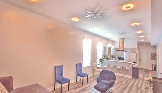 Charming Newly Updated 3-bed Chicago Apartment. Extended Stay Discount