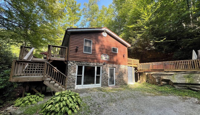 Charming riverfront home with beautiful views, hot tub and game room. Fishing! in Elkins