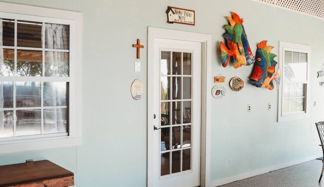 Charming studio with AC , WiFi, and 325 ft fishing pier with fishing lights. in San Leon