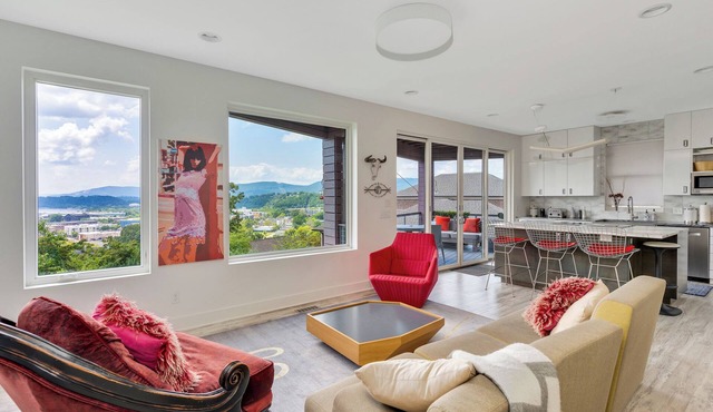 Chatt Pulse:Spacious, Chic, Mtn. Views, Art-Filled