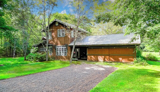 Chautauqua Farmhouse & Cabin - Sleeps 12 - Streamside Retreat