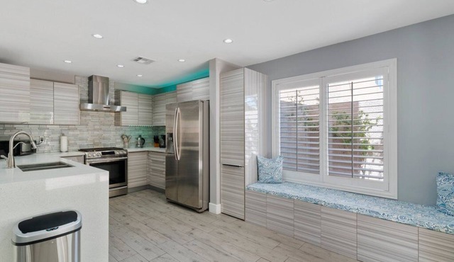 Cheerful 5-Bedroom Home with hot tub