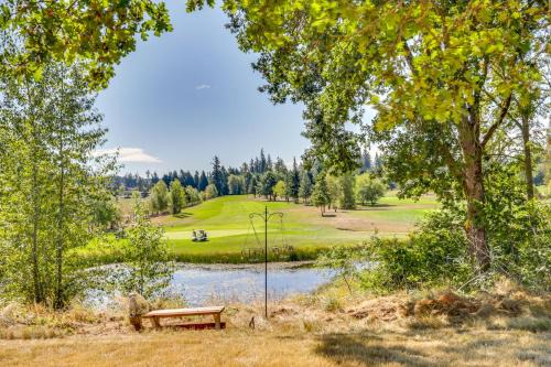 Chehalis Getaway w/Golf Course View + Fire Pit!