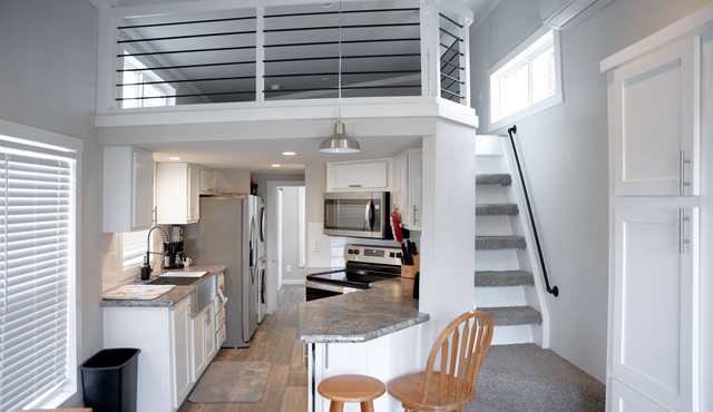 Chic Tiny Home Retreat Near Austin - Serenity Meets Modern Comfort