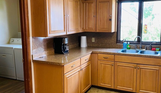 Clean & Basic One Floor House Close to Park & Lake