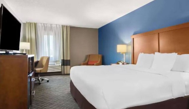 Clean & Modern Joliet Hotel—Indoor Pool, Free Breakfast & Close to I-55 Corridor