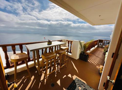 Clifftop escape w wrap-around views & pool