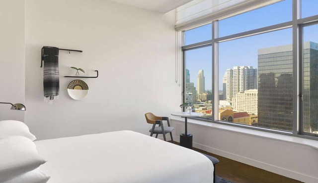 Close to Convention Center + Rooftop Pool & Bar