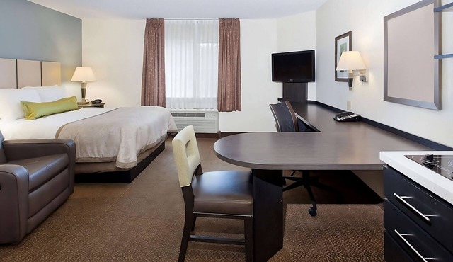 Comfort & Convenience! Free Parking, Pets Allowed, Minutes to Fair Oaks Park