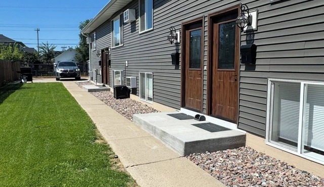 Comfortable 2BR | Fast WiFi | Parking | Close to Dining in Williston