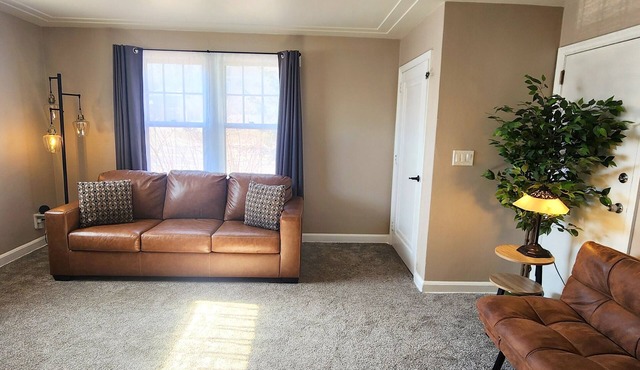 Comfortable 2BR Near Lakewalk with Private Entry & Parking