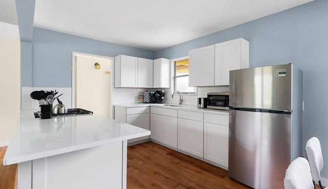 Comfortable 6BR 3BA Home w Large Yard