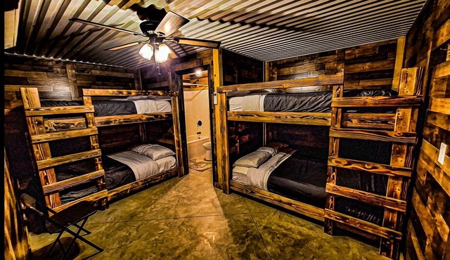 Comfortable lodging with full bar. Kids stay free! in Dahlgren