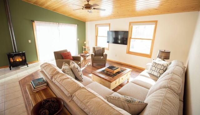 Comfortable, modern, family-friendly cabin on 320-acre lake with many amenities