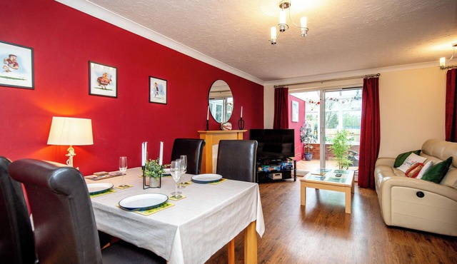 Comfortable & Spacious Entire Holiday home in Llanelli. Pet Friendly. in Llanelli