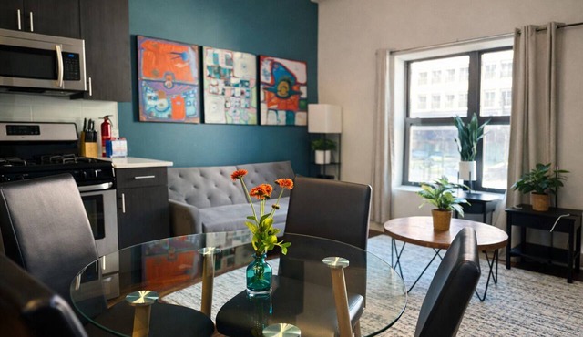Comfy 3BR Chicago Retreat 420 Friendly Unit Near McCormick Place & Soldier Field
