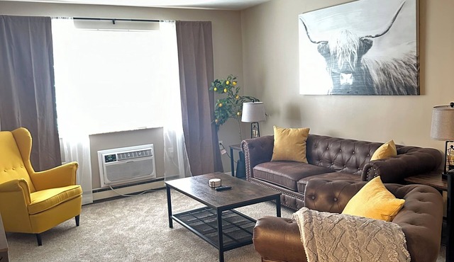 Completely updated 2-bedroom apartment with AC, WiFi in Massillon by everything! in Massillon