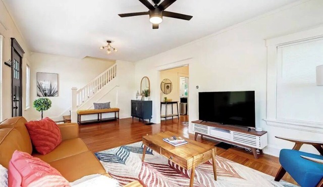 Completely Updated Home-sleeps 6-Centrally Located in Cincinnati