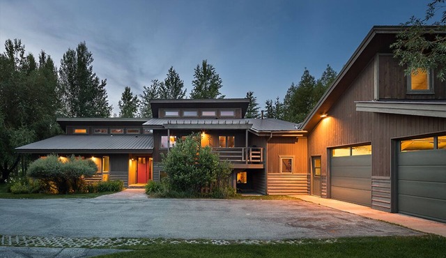 Conveniently located villa with Scandinavian vibe and western features in Jackson