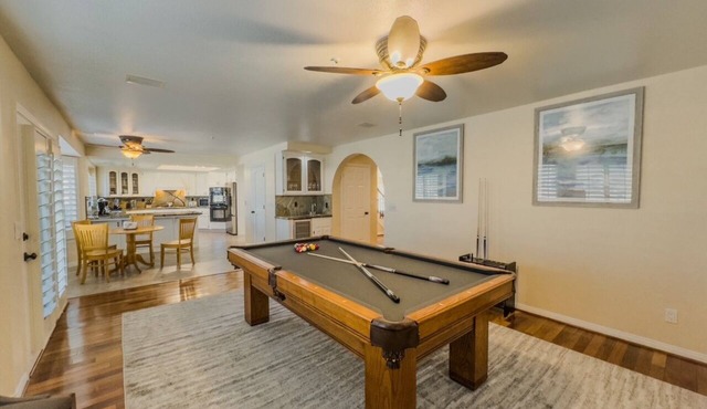 Cool 4-bedroom house with AC in Victorville- Pool Table, On the Lake