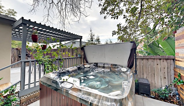 Cool New Remodel Near Coronado, NEW Jacuzzi, Fire Pit, BBQ, Walk to Downtown!