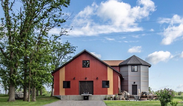 Country, Cozy and UNIQUE! Rustic ambiance. Available YEAR ROUND.