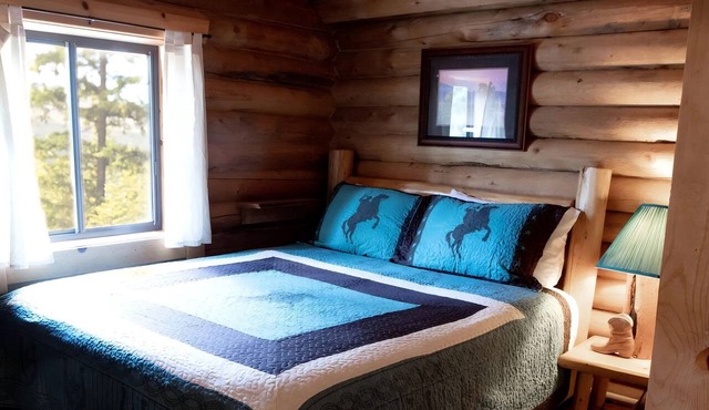 Cowboy Log Cabin, Mountain views and Firepit