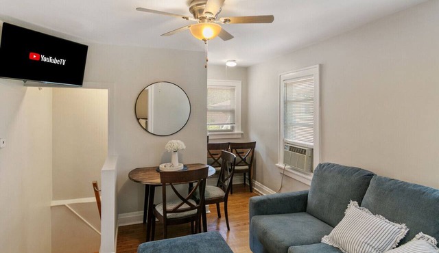 Cozy 2 bed Apt- 2 train stops to the Naval Base!