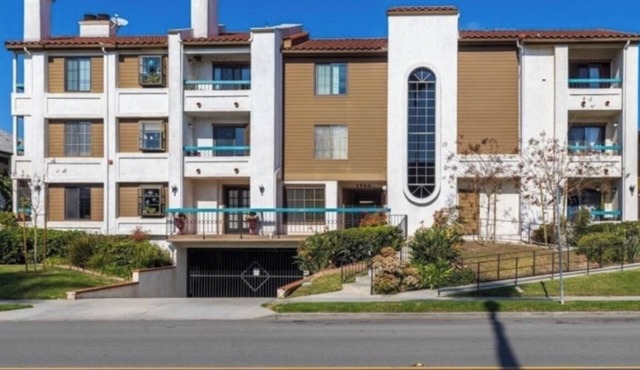 Cozy 2-bedroom condo in charming heart of San Diego close to everything!