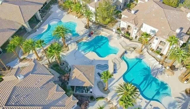 Cozy 2-bedroom condo with AC in tranquil Las Vegas