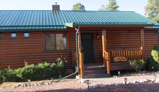 Cozy Bear Cabin with Hot Tub