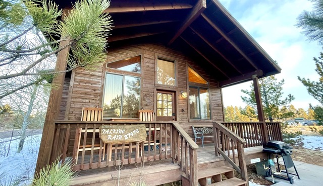 Cozy cabin for 2, private hot tub, King size bed!