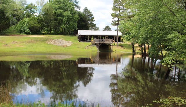 Cozy Cabin in Hamilton w/private pond. Fish, paddle, hike or relax in the tub!