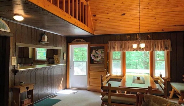 Cozy cabin in serene Cook Forest, close to all!