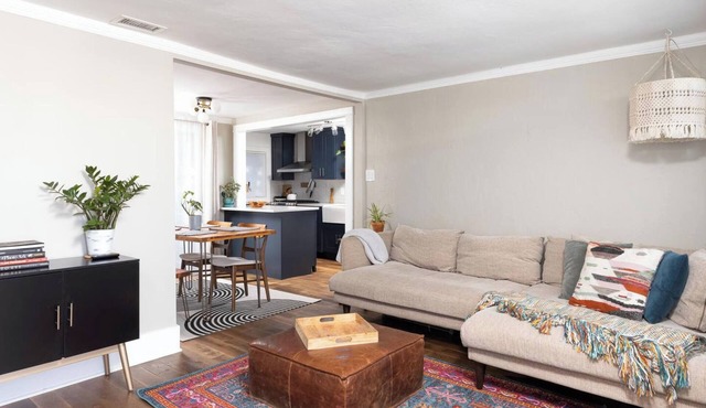 Cozy Cali Bungalow w/Tesla Charger in central, eclectic neighborhood