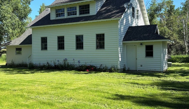 Cozy charming Flathead Valley Cottage, under the shadow of the Swan Mountains in Kalispell